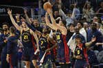 Un Stephen Curry en pleno frenesí anotador y un 20-2 que sirve de aviso a sus rivales antes de los playoffs