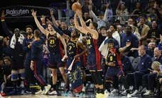 Un Stephen Curry en pleno frenesí anotador y un 20-2 que sirve de aviso a sus rivales antes de los playoffs