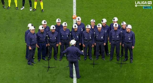 El sobrecogedor himno del Coro Minero que emocionó al Molinón: «Mira cómo vengo, de sangre de un compañero»