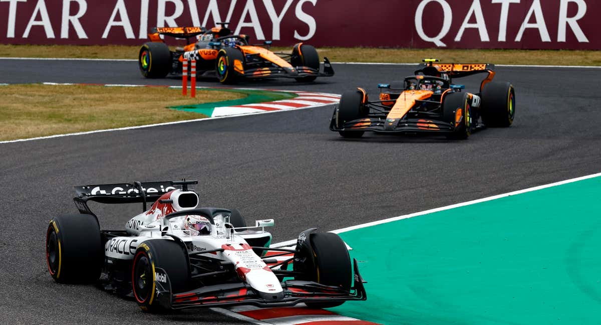 Verstappen, liderando delante de los McLaren de Norris y Piastri./REUTERS