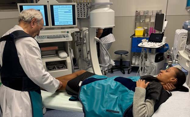 Peleteiro siendo revisada por el Dr. Guillén el pasado 7 de febrero. INSTAGRAM