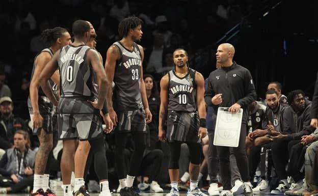 Jordi Fernández da instrucciones a los jugadores de los Nets. Reuters