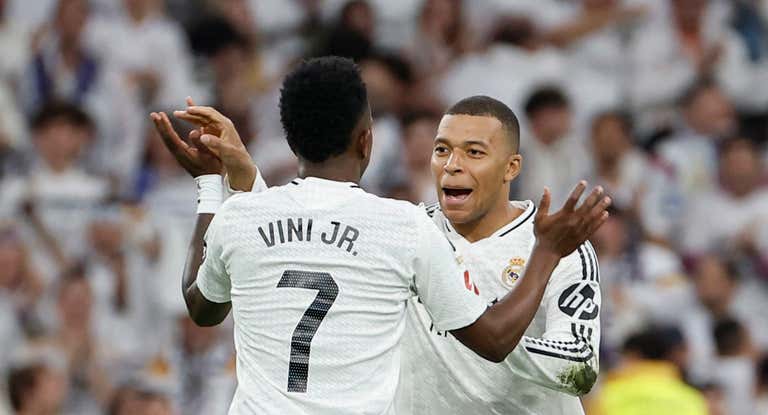Kylian Mbappé y Vinicius Jr. celebran un gol con el Real Madrid.