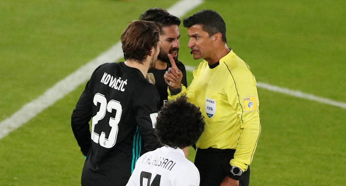 Sandro Ricci dialoga con los futbolistas del Real Madrid en la final de 2017.
