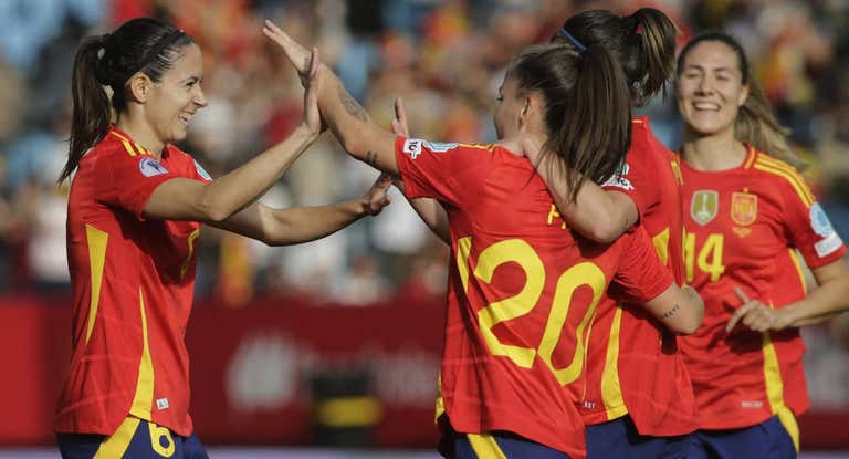 Aitana Bonmatí celebra un gol con Claudia Pina y Mariona Caldentey con la Selección ante Portugal en el partido de la Nations League en Balaídos.