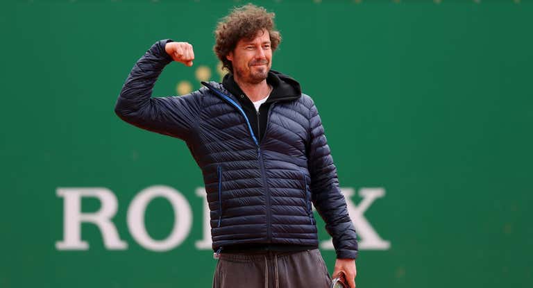 Marat Safin saluda durante un entrenamiento de Rublev en Montecarlo.