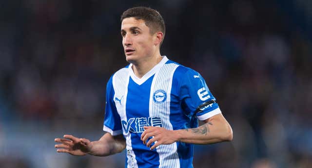 Nahuel Tenaglia pasó de dormir en el suelo y sufrir para pagar el alquiler a tenerlo todo en Vitoria: «Es mi casa, mi señora y mi hija se visten de neskas»