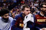 Mientras Doncic y LeBron sonríen, media NBA es un polvorín: los Nuggets de Jokic baten un récord y se cargan a su entrenador a diez días de playoff