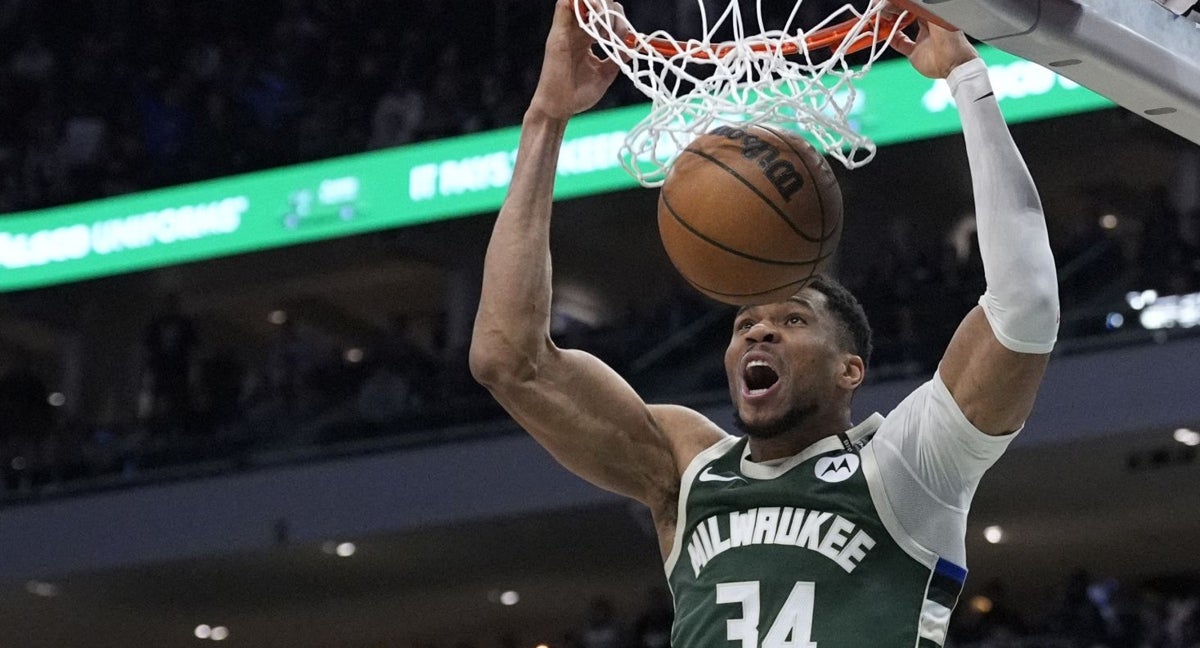 Giannis Antetokounmpo machaca el aro de los Timberwolves.