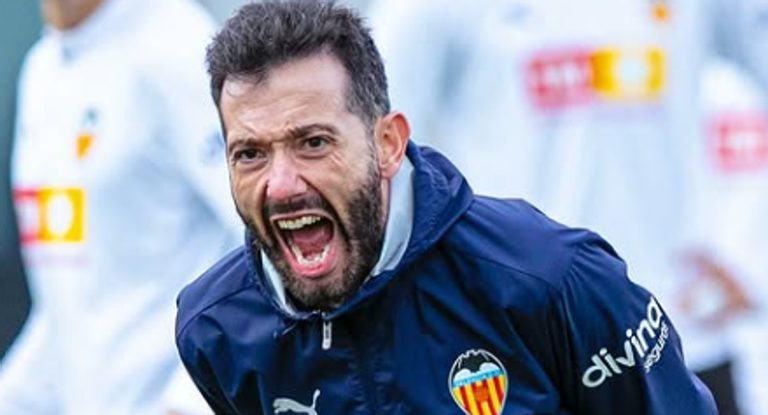 Corberán en un entrenamiento con el Valencia.