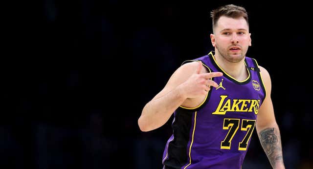 Dallas se hace trampas al solitario como si el traspaso de Doncic no fuera su culpa: camisetas gratis para todos y un lema en esloveno