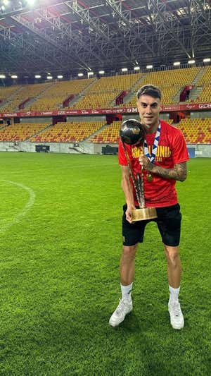 José Naranjo, con el trofeo de campeón con el Jagiellonia.