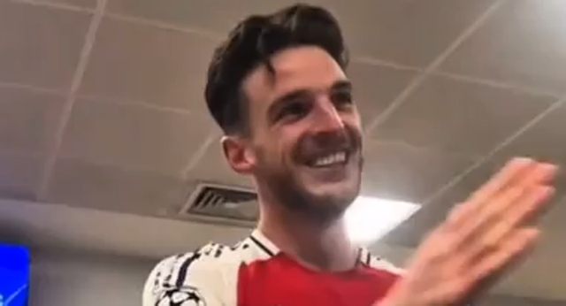 Tras su espectacular doblete  el jugador del Arsenal ha recibido el MVP y ha sido recibido en el vestuario como toda una estrella.