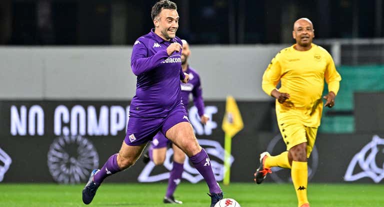 Rossi, en el homenaje que le brindó la Fiorentina, conduce la pelota ante la presencia de Marcos Senna.