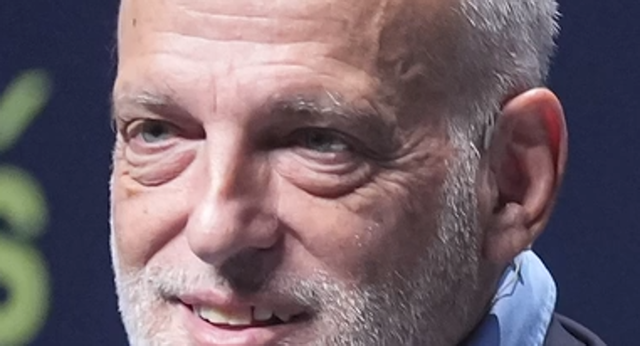Tebas está muy comprometido con acabar con la piratería. Tanto que ha decidido bajar hasta el barro, allí donde habitan los piratas.