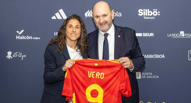 Vero Boquete y Rafael Louzán posan con la camiseta de la Selección de la gallega.