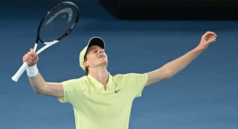 Jannik Sinner celebra su victoria ante Zverev en la final del Open de Australia.