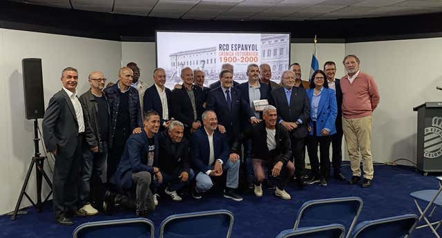 El Espanyol saca pecho de su historia con un «viaje emocional» hasta la Copa del 2000: «Con o sin corona, siempre hemos existido»