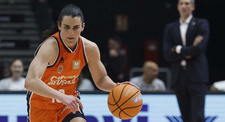 Leti Romero, durante un partido con Valencia Basket.