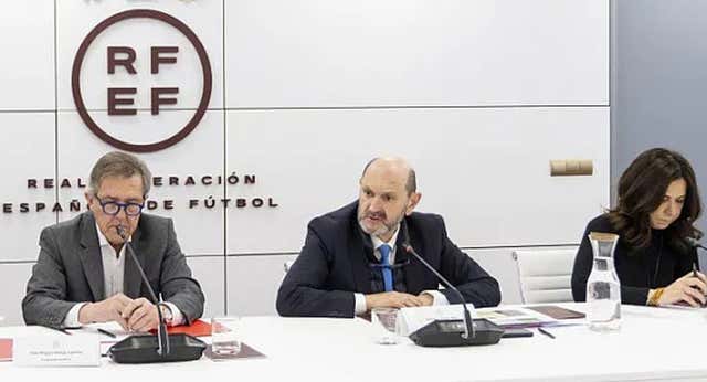 Los clubes se impacientan con Rafael Louzán
