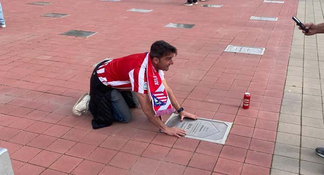 La otra cara del ‘Paseo de Leyendas’, donde no hay escupitajos sino fotos para enmarcar: “Es mi mayor ídolo y por eso estoy aquí”