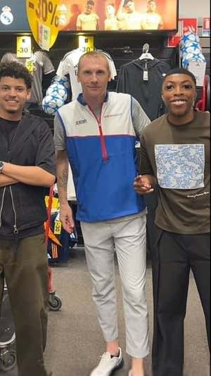 Mathieu trabajando en una tienda de deportes en Francia.  X