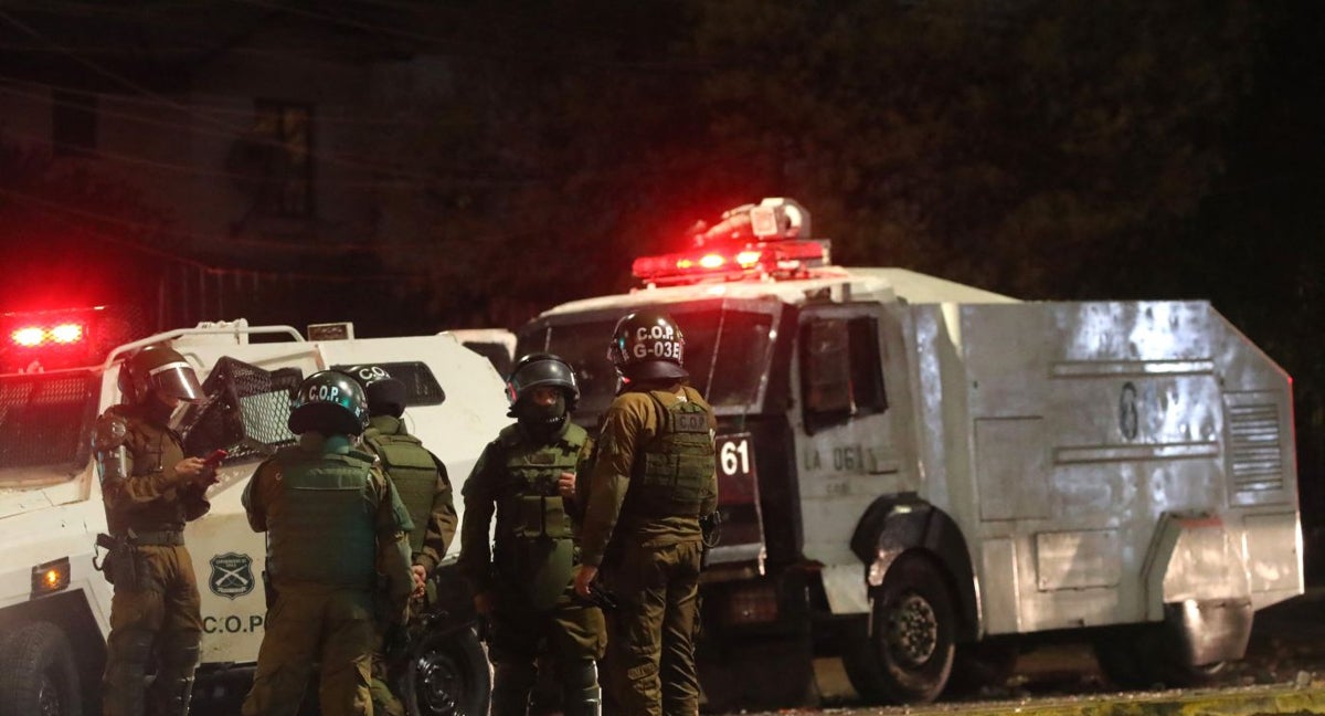 Policía en las afueras del Estadio Monumental de Chile.