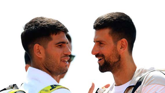 Alcaraz saluda a Djokovic en un entrenamiento del Masters de Montecarlo 2025/REUTERS
