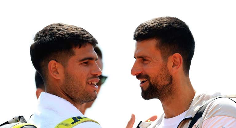 Alcaraz saluda a Djokovic en un entrenamiento del Masters de Montecarlo 2025