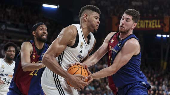Tavares y Joel Parra pugnan por un balón./EP