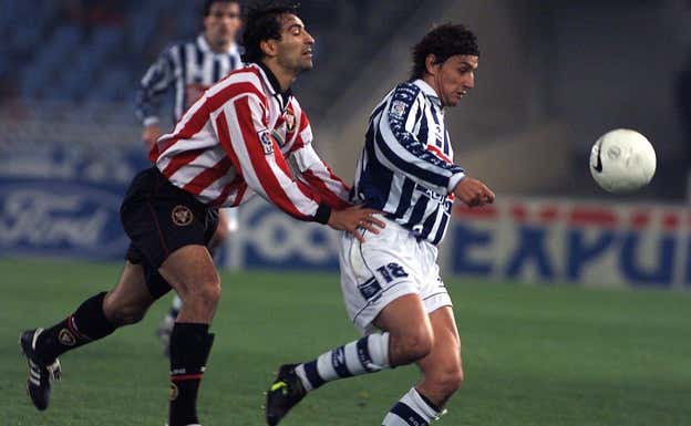 Fernando, con el CD Logroés, pugna con Iñigo Idiakez en un partido en Anoeta.  Relevo