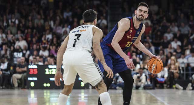 ¿Cómo acaba la jugada: tapón de Tavares, mate de Satoransky o estra pass para el triple?