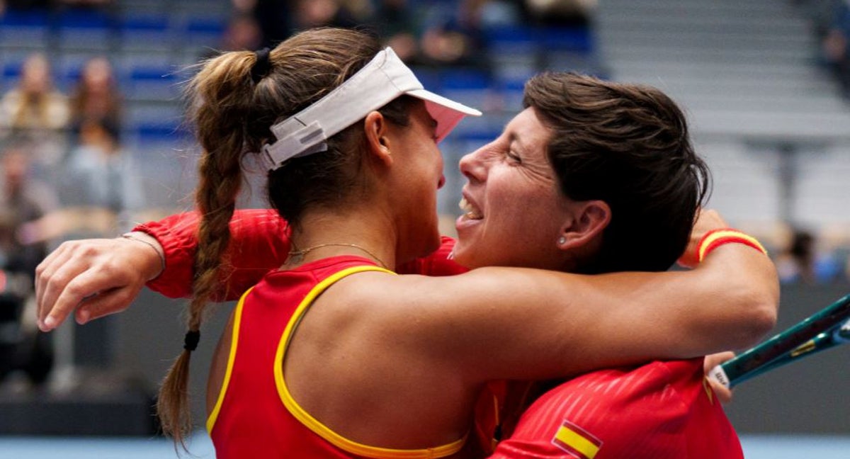 Bouzas se abraza a la 'capitana' Carla Suárez.