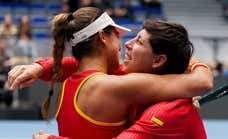 Sara Sorribes y Jessica Bouzas dan la victoria para España... y la primera alegría a la capitana Carla Suárez
