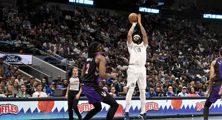Anthony Davis lanza a canasta ante la mirada de Mogbo.