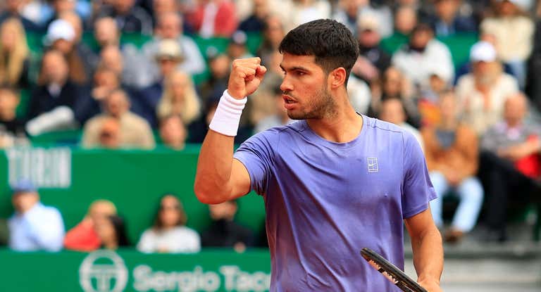 Carlos Alcaraz celebra un punto de la final ante Lorenzo Musetti.