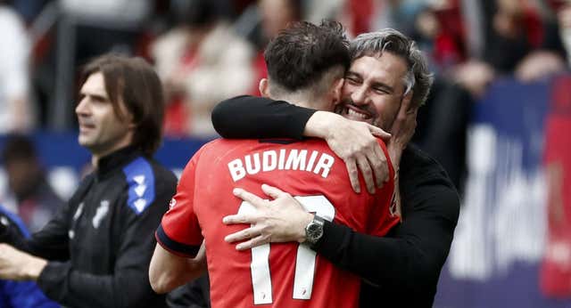 Vuelve Osasuna de la mano de Budimir y hunde en su crisis al Girona de Míchel