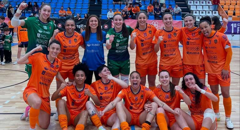 Las vigentes campeonas de Liga celebran un triunfo en el pabellón de Vista Alegre.