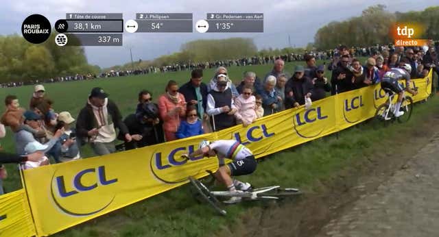 La caída de Tadej Pogacar que puso en jaque su debut en la París-Roubaix