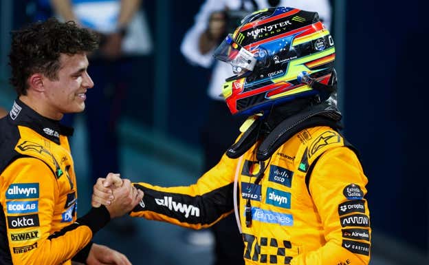 Lando Norris felicita a Oscar Piastri por la victoria.  EP