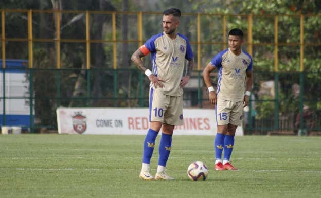 Alain Oyarzun solo lleva siete meses en la India y ya luce el brazalete de capitán.  Relevo