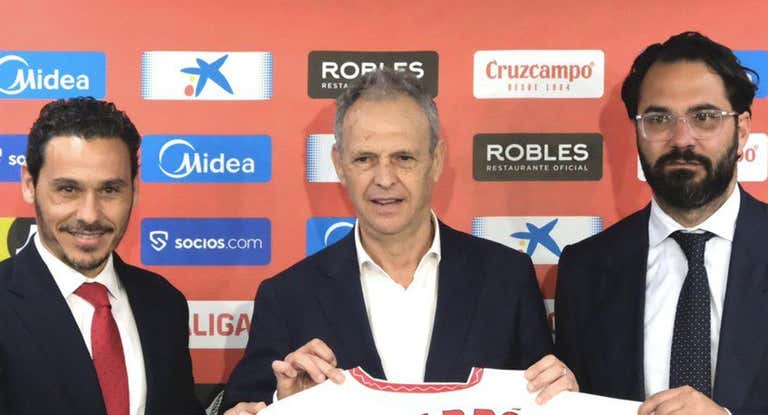 Joaquín Caparrós, entre Del Nido Carrasco y Víctor Orta.