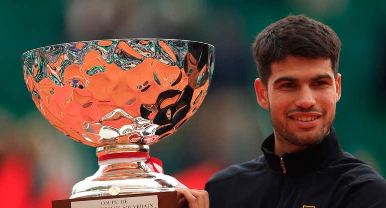Carlos Alcaraz con el trofeo de campeón del Masters 1000 de Montecarlo.