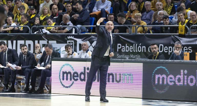 Chus Mateo da indicaciones al Real Madrid este domingo ante La Laguna Tenerife.