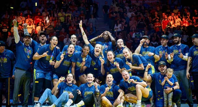 Maite Cazorla y María Conde coronan su primera Euroliga con el USK Praga en Zaragoza