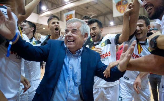 Vicenç García celebrando una victoria con los jugadores del primer equipo.  FS GARCÍA