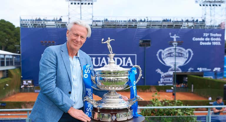 Bjorn Borg posa junto al trofeo del Conde de Godó.