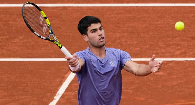 Alcaraz sufre en su estreno en Barcelona ante el novato Quinn