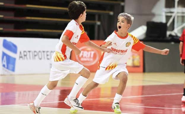 Dos jugadores de la base de Industrias Santa Coloma celebran un gol.  FS GARCÍA