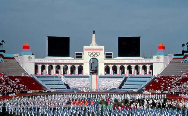 El Memorial Coliseum, durante la ceremonia de inauguración de los Juegos Olímpicos de 1984.